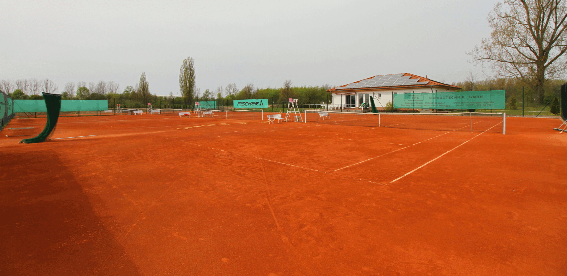 Platz 4 mit Blick auf das Clubhaus